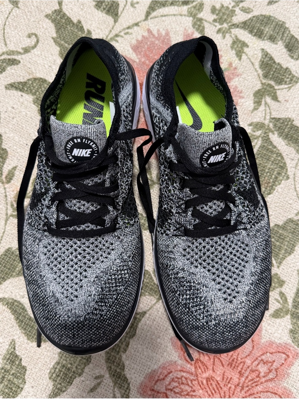 Women’s Nike Flyknit sneakers size 9